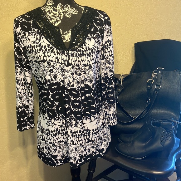 Susan Lawrence Tops - BLACK & WHITE XL LIKE NEW SUSAN LAWRENCE LACE CUTWORK NECK TOP